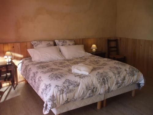 Lit chambre deux personnes, Chambre d'hôtes, Clermont Dessous, Les terrasses de Bessou.
