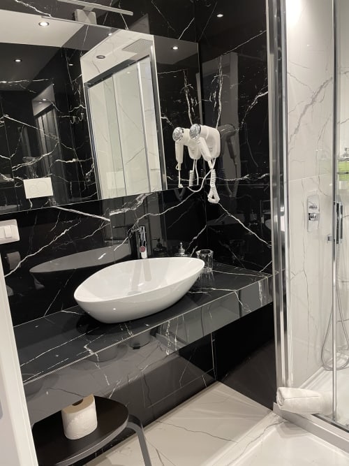 TH Luxury rooms |  Suite Smeraldo | Giardini Naxos, Sicilia. Soggiorno di coppia, elegante, moderno, comfort completo con letto matrimoniale e jacuzzi in camera. Bagno privato, doccia con cromoterapia, TV, WIfi, Minibar, Scrivania, Sala. Accessibile ai disabili. Pacchetti di benvenuto con sorprese romantiche.