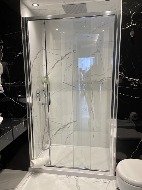 TH Luxury rooms |  Suite Smeraldo | Giardini Naxos, Sicilia. Soggiorno di coppia, elegante, moderno, comfort completo con letto matrimoniale e jacuzzi in camera. Bagno privato, doccia con cromoterapia, TV, WIfi, Minibar, Scrivania, Sala. Accessibile ai disabili. Pacchetti di benvenuto con sorprese romantiche.
