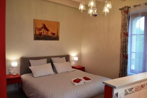 Lit double, chambre deux personne avec vue, Chambre d'hôtes, Clermont Dessous, Les terrasses de Bessou.