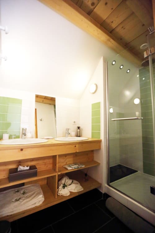 Salle de bain avec double vasque et douche à l'italienne - Le Valombré