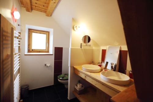 Salle de bain privative avec toilettes et double vasques - Le Valombré