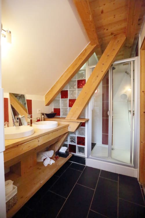 Spacieuse salle de bain avec douche - Le Valombré