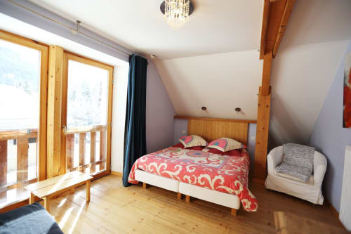 Chambre lumineuse face à la montagne avec lit double et fauteuils - Le Valombré
