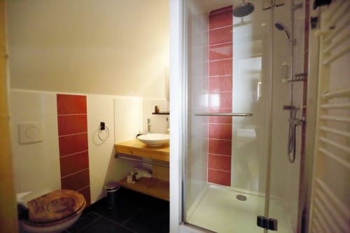 Salle de bain avec douche et toilettes - Le Valombré