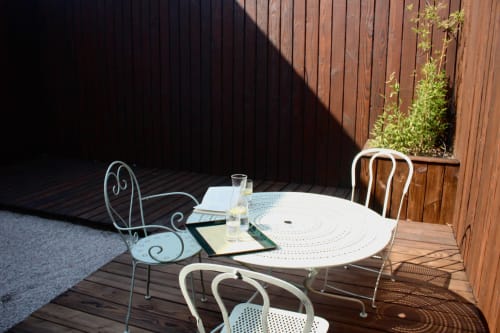 Gîte Isäntä pour 12 personnes terrasse en bois brulé mobilier de jardin