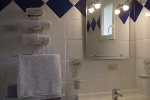 salle d'eau linge de toilette sèche-cheveux 