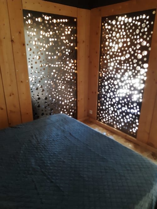 Chambre double dans chalet en bois avec décoration moderne 