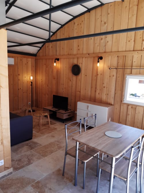 Logement en provence - Grand salon avec canapé, TV et salle à manger