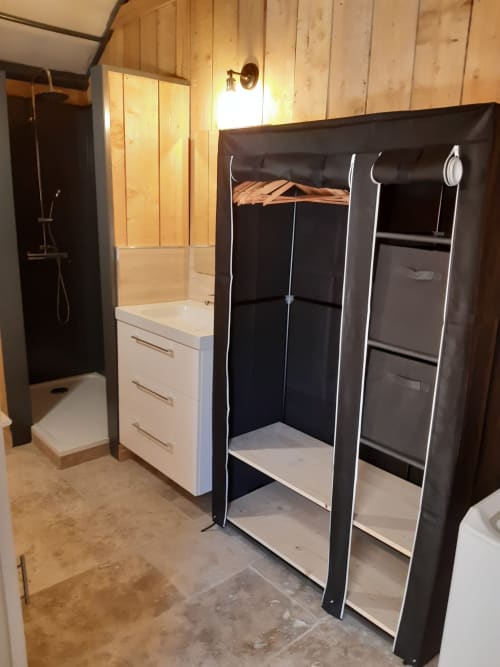 Salle de bain avec rangements