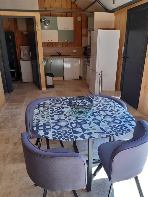 Salle à manger et cuisine ouverte toute équipée