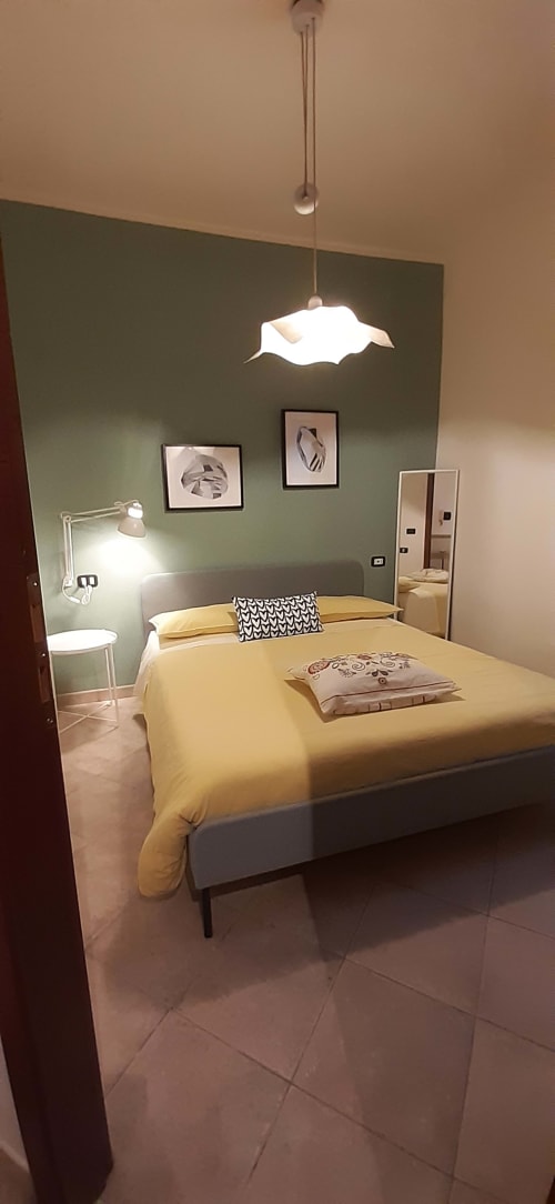 L'angelo Pellegrino | Terra, piccolo appartamento al secondo piano, vista cittá, centro storico di Rieti, wifi, TV, condizionatore, zona notte, bagno privato, doccia, angolo cottura.