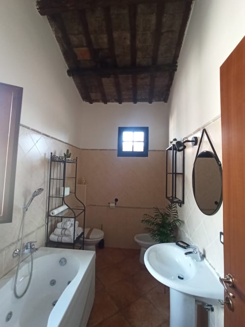 L'angelo Pellegrino | Sole, appartamento vista centro storico, appartamento centrale a Rieti, rione San Francesco a Rieti, appartamento con vasca idromassaggio, camera da letto, wifi, TV, condizionatore, cucina, bagno privato, doccia.