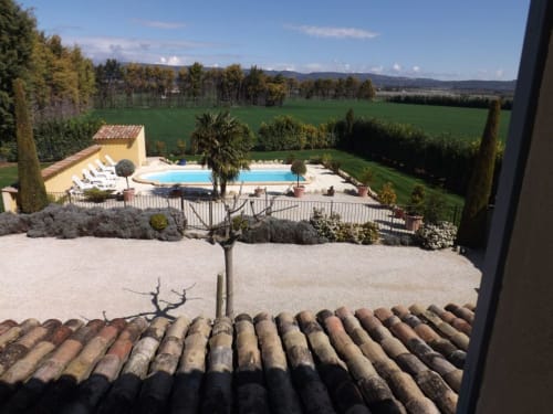 Vue de l'extérieur de la maison avec piscine et nature 