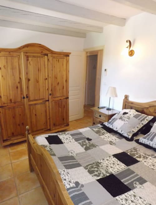 Chambre pour deux personnes avec armoire - logement de vacances