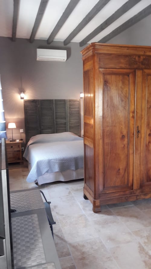 Chambre lit double avec grande armoire