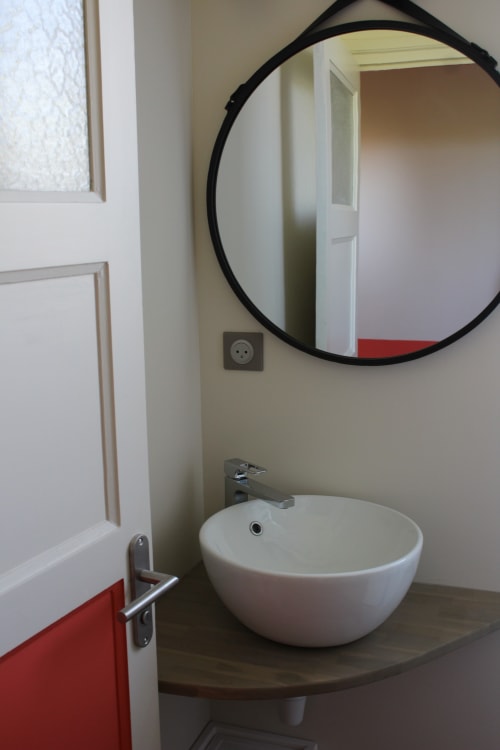 Espace salle de bain, vasque, Chambre Isäntä, Le Clos de Poulies, Maison et table d'hôtes, Sologne.
