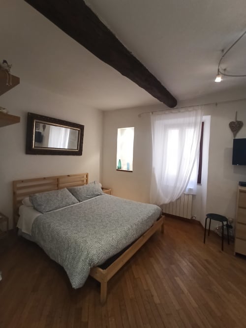 L'angelo Pellegrino | Acqua, monolocale con parquet, wifi, TV, condizionatore, zona notte, bagno privato, doccia, cucina attrezzata, appartamento al primo piano.
