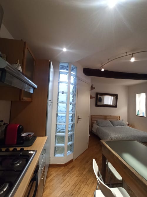 L'angelo Pellegrino | Acqua, monolocale con parquet, wifi, TV, condizionatore, zona notte, bagno privato, doccia, cucina attrezzata, appartamento al primo piano.