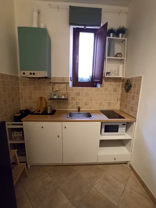 L'angelo Pellegrino | Terra, piccolo appartamento al secondo piano, vista cittá, centro storico di Rieti, wifi, TV, condizionatore, zona notte, bagno privato, doccia, angolo cottura.