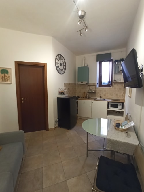 L'angelo Pellegrino | Terra, piccolo appartamento al secondo piano, vista cittá, centro storico di Rieti, wifi, TV, condizionatore, zona notte, bagno privato, doccia, angolo cottura.