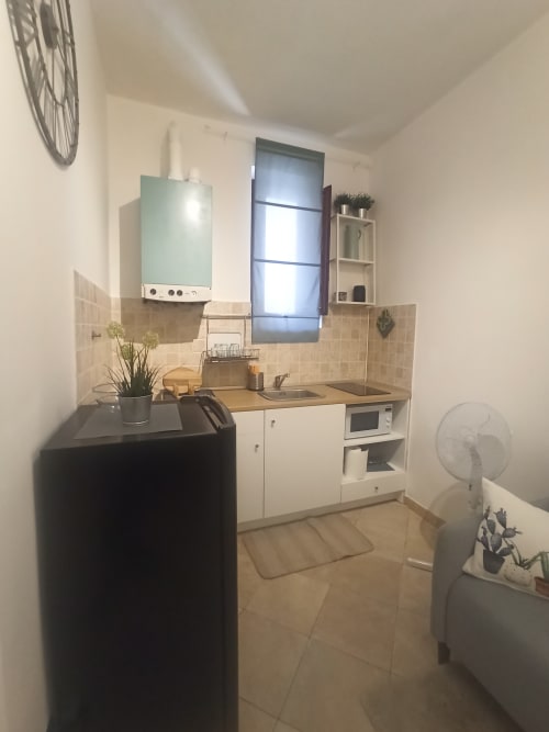 L'angelo Pellegrino | Terra, piccolo appartamento al secondo piano, vista cittá, centro storico di Rieti, wifi, TV, condizionatore, zona notte, bagno privato, doccia, angolo cottura.