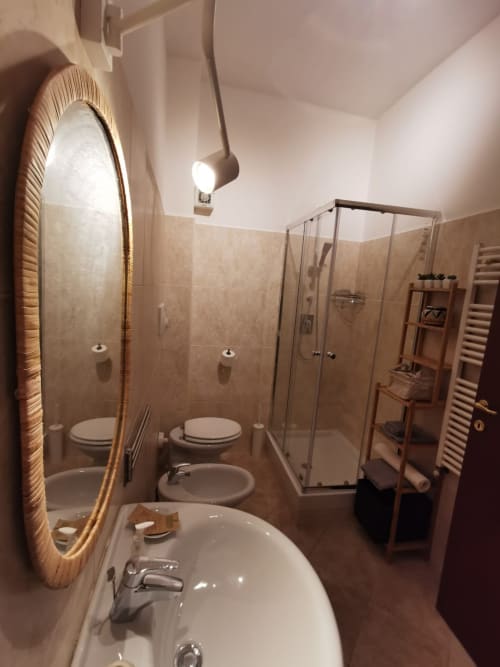 L'angelo Pellegrino | Terra, piccolo appartamento al secondo piano, vista cittá, centro storico di Rieti, wifi, TV, condizionatore, zona notte, bagno privato, doccia, angolo cottura.