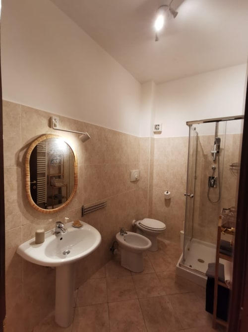 L'angelo Pellegrino | Terra, piccolo appartamento al secondo piano, vista cittá, centro storico di Rieti, wifi, TV, condizionatore, zona notte, bagno privato, doccia, angolo cottura.