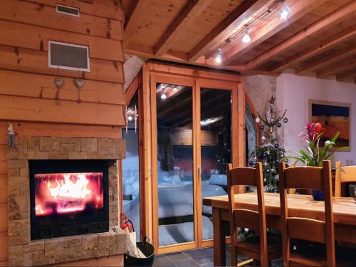 Salle à manger avec cheminée au feu de bois - Hiver à la montagne - Le Valombré