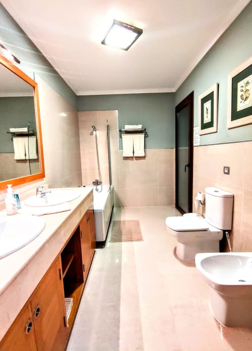 salle de bain avec baignoire