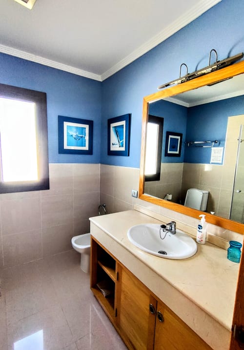 salle de bain avec douche
