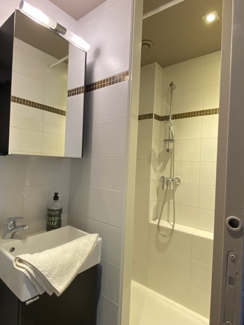 Bathroom Le 84 Sainte-Cath' lille guest apartment 84 rue Sainte-Catherine Lille Vieux lille