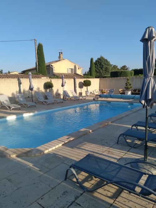 Accès à la piscine - Transats - Maison d'hôtes