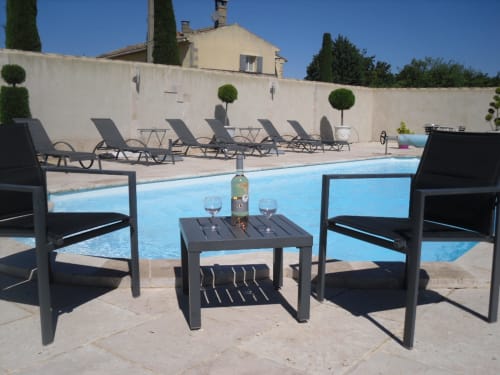 Verre de rosé de Provence au bord de la piscine 