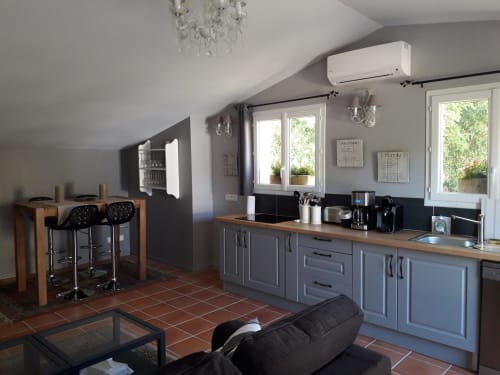 Appartement à louer à six fours les plages- cuisine équipée- appartement avec piscine- appartement avec terrasse- gîte à louer à six fours les plages