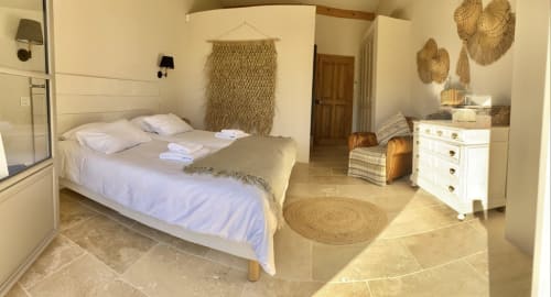 Chambre double, vue depuis le jardin, La Melonnerie, Bastide, Lacoste, Luberon.