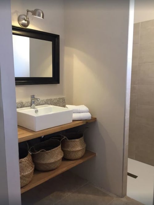 Salle de bain, vasque, douche, La Melonnerie, Bastide, Lacoste, Luberon.