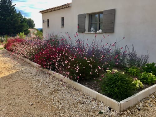Maison, extérieur, parterre de fleurs, La Melonnerie, Bastide, Lacoste, Luberon.