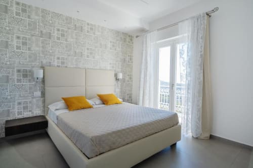 Villa Ariele | camera doppia a Sorrento, letto king, insonorizzata, luminosa e spaziosa, rimodernata, con piscina e solarium, wifi, parcheggio, colazione km0, bagno privato con doccia, vista montagne, piastrelle in marmo del posto, vicino al mare, costiera amalfitana.