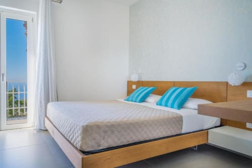 Villa Ariele | camera matrimoniale a Sorrento, insonorizzata, luminosa e spaziosa, rimodernata, con piscina e solarium, wifi, parcheggio, colazione km0, bagno privato con doccia, vista mare, piastrelle in marmo del posto, vicino alla costiera amalfitana.
