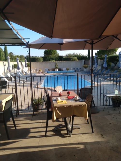 Terrasse à côté de la piscine 