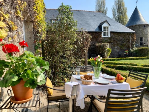 Table de jardin, Manoir de la Bégaudière, gîte de charme et salle de réception, Mont-Dol.