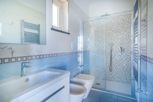 Villa Ariele | camera matrimoniale Sorrento, deluxe, insonorizzata, luminosa e spaziosa, rimodernata, con piscina e solarium, wifi, parcheggio, colazione km0, bagno privato con doccia, vista mare, piastrelle in marmo del posto, vicino al mare, costiera amalfitana.