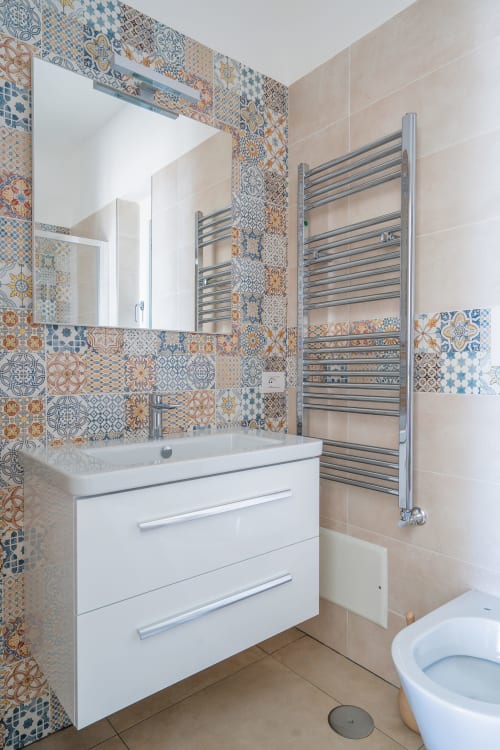 Villa Ariele | camera doppia a Sorrento, letto king, insonorizzata, luminosa e spaziosa, rimodernata, con piscina e solarium, wifi, parcheggio, colazione km0, bagno privato con doccia, vista montagne, piastrelle in marmo del posto, vicino al mare, costiera amalfitana.