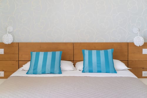 Villa Ariele | camera matrimoniale a Sorrento, insonorizzata, luminosa e spaziosa, rimodernata, con piscina e solarium, wifi, parcheggio, colazione km0, bagno privato con doccia, vista mare, piastrelle in marmo del posto, vicino alla costiera amalfitana.