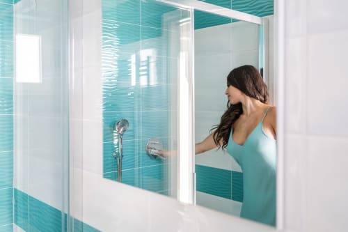 Villa Ariele | camera matrimoniale a Sorrento, insonorizzata, luminosa e spaziosa, rimodernata, con piscina e solarium, wifi, parcheggio, colazione km0, bagno privato con doccia, vista mare, piastrelle in marmo del posto, vicino alla costiera amalfitana.