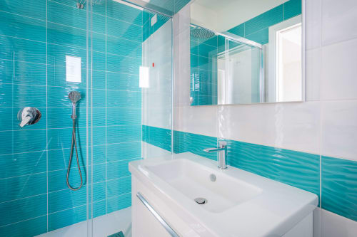 Villa Ariele | camera matrimoniale a Sorrento, insonorizzata, luminosa e spaziosa, rimodernata, con piscina e solarium, wifi, parcheggio, colazione km0, bagno privato con doccia, vista mare, piastrelle in marmo del posto, vicino alla costiera amalfitana.