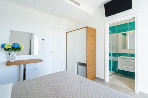 Villa Ariele | camera matrimoniale a Sorrento, insonorizzata, luminosa e spaziosa, rimodernata, con piscina e solarium, wifi, parcheggio, colazione km0, bagno privato con doccia, vista mare, piastrelle in marmo del posto, vicino alla costiera amalfitana.