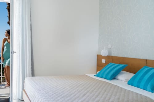 Villa Ariele | camera matrimoniale a Sorrento, insonorizzata, luminosa e spaziosa, rimodernata, con piscina e solarium, wifi, parcheggio, colazione km0, bagno privato con doccia, vista mare, piastrelle in marmo del posto, vicino alla costiera amalfitana.