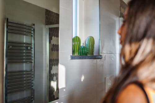 Villa Ariele | camera quadrupla Sorrento, luminosa e spaziosa, rimodernata, con piscina e solarium, wifi, parcheggio, colazione km0, bagno privato con doccia, vista mare, piastrelle in marmo del posto, vicino al mare, costiera amalfitana.